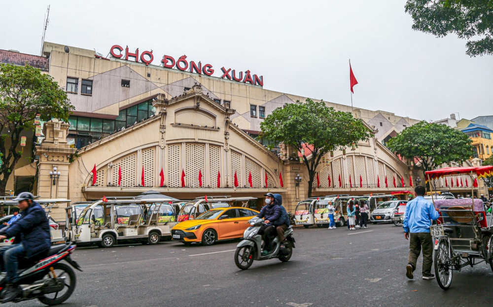 Dong Xuan Market is located in Hanoi's Old Quarter